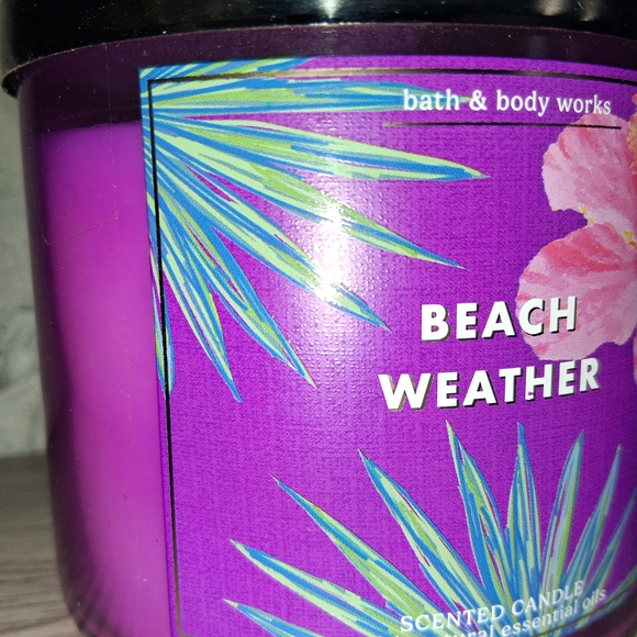 Bath & Body Works BEACH WEATHER 14.5oz. 3- Wick Candle. Sandalwood, Coconut. NEW - Picture 2 of 5